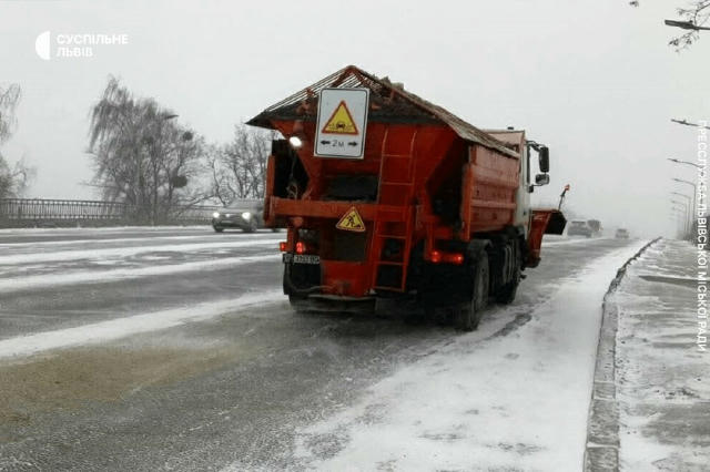 У Львові комунальні служби проводять прибирання вулиць від снігу та ожеледиці із залученням піскорозкидачів, підмітальних маш