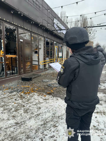 Київщина. Загинула жінка, 14 громадян постраждали: поліцейські продовжують документувати наслідки російських атак На Білоцерк
