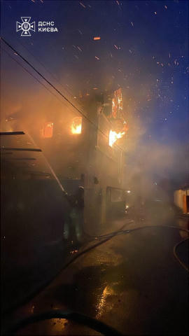 Рятувальники ДСНС ліквідовують наслідки атаки на Київ 🚒 Внаслідок нічного обстрілу 27 грудня виникли пожежі у трьох районах