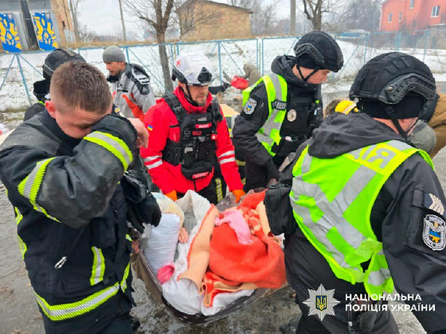 У Києві вже 27 постраждалих внаслідок ворожої атаки, двоє серед них – діти Поліцейські спільно з рятувальниками та іншими слу