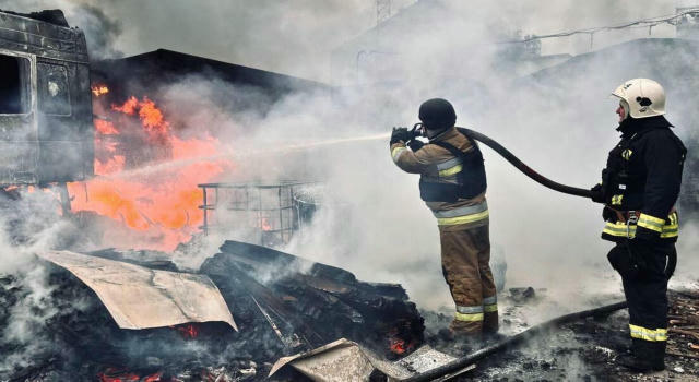 Головні новини станом на 18:00 ▫️Наслідки атаки РФ по Києву: пошкоджені будинки, евакуація мешканців, робота ДСНС Фото ▫️Санк
