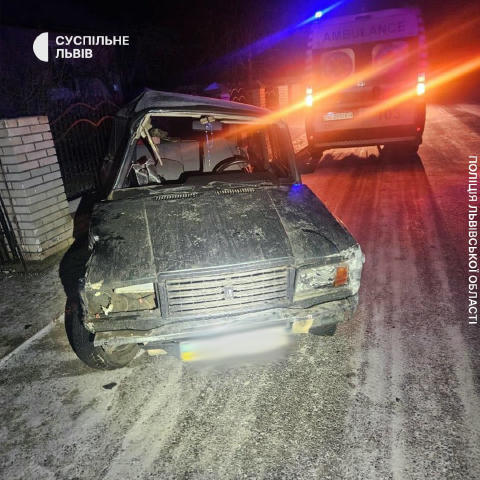 На Львівщині, у селі Старий Добротвір, 26 грудня сталася дорожньо-транспортна пригода. Водій легкового автомобіля не впорався