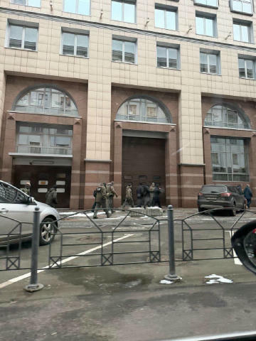 Читачі "Української правди" надіслали фото та повідомили, що детективи змогли зайти до будівлі комітетів Ради 📰 підписатися