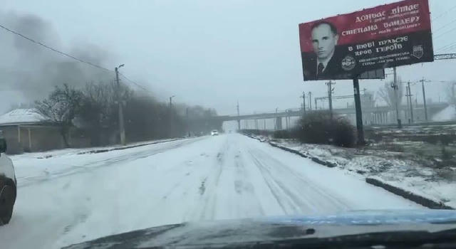 Кадр из освобожденной несколько дней назад Дружковки: плакат с изображением нациста Бандеры и надписью: "Донбасс поздравляет