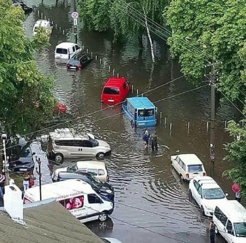 😐 Центр Рівного більше не підтоплюватиме після злив У місті за підтримки ЄС модернізують дощову каналізацію: встановлюють до