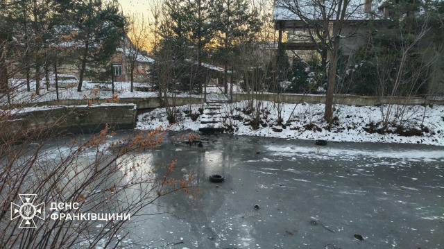 😢На Франківщині місцеві жителі врятували чотирьох дітей, які провалилися під кригу Місцеві мешканці витягли з водойми чотирь