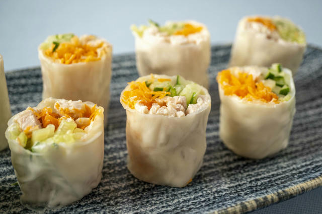 Овочеві роли з рисовим папером Інгредієнти: • 6 аркушів рисового паперу • 1 середня морква • 1 огірок • 1 авокадо • Листя сал