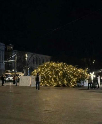 Фейк про падіння головної ялинки у Львові «Наша зимова красуня стоїть і з нею все гаразд», - повідомляють місцеві пабліки. Ки