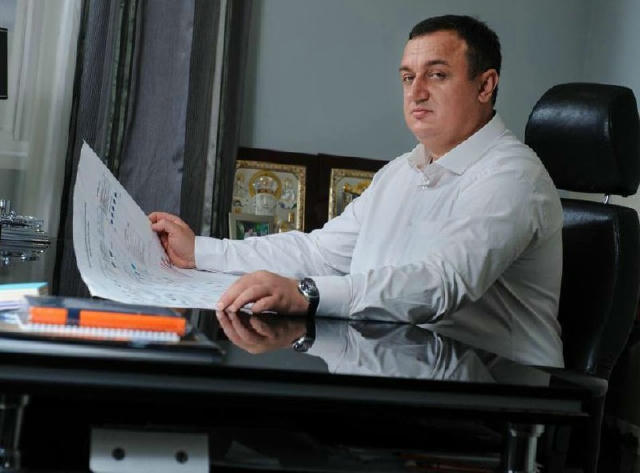 Два черта. Первый - Александр Панфилов. Он «играет» на два фронта: при поддержке семьи поставляет через Казахстан металлопрод