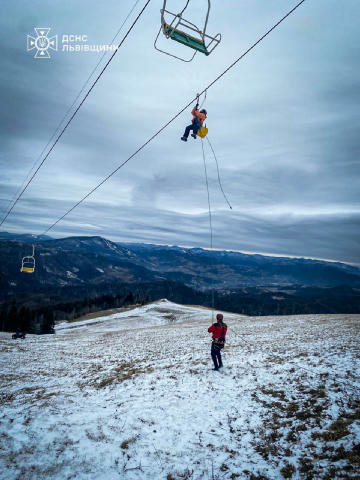 🏔😱 На горі Захар Беркут у Львівській області зупинився підйомник із близько 80 людьми. - ДСНС Станом на 13:30 рятувальники