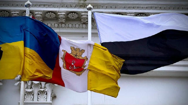 В Одессе торжественно подняли чёрно-белое полотнище - Флаг надежды В Одессе у здания горсовета торжественно подняли Флаг наде